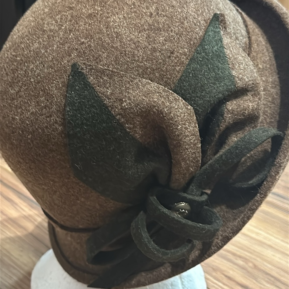 Woman’s Cappelleria Bertacchi handmade Italian wool hat. In Brown with bow. - Picture 2 of 5